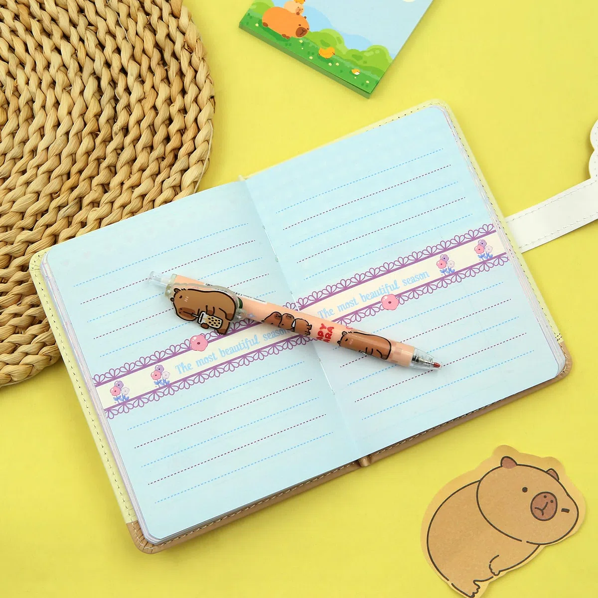 Coffret cadeau 2 en 1 avec papeterie sur le thème du Capybara, comprenant 1 carnet A6, un journal intime, un bloc-notes et un stylo, idéal pour un anniversaire, un bureau ou une école (beignet)