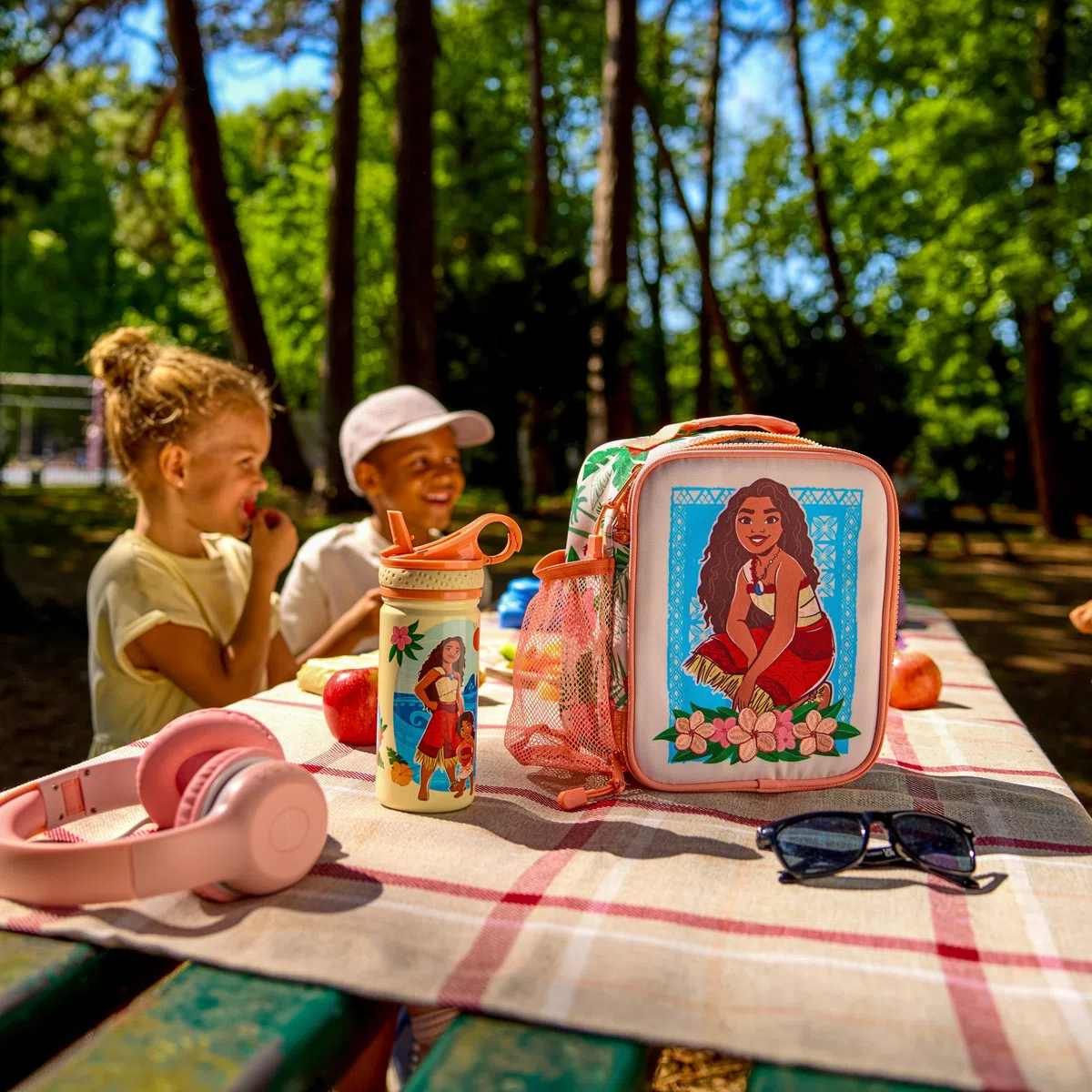 Disney Store Official Sac à pique-nique isotherme Vaiana 2 pour enfants, avec Hei Hei, poche latérale en filet, H 23 x l 18 x P 10 cm