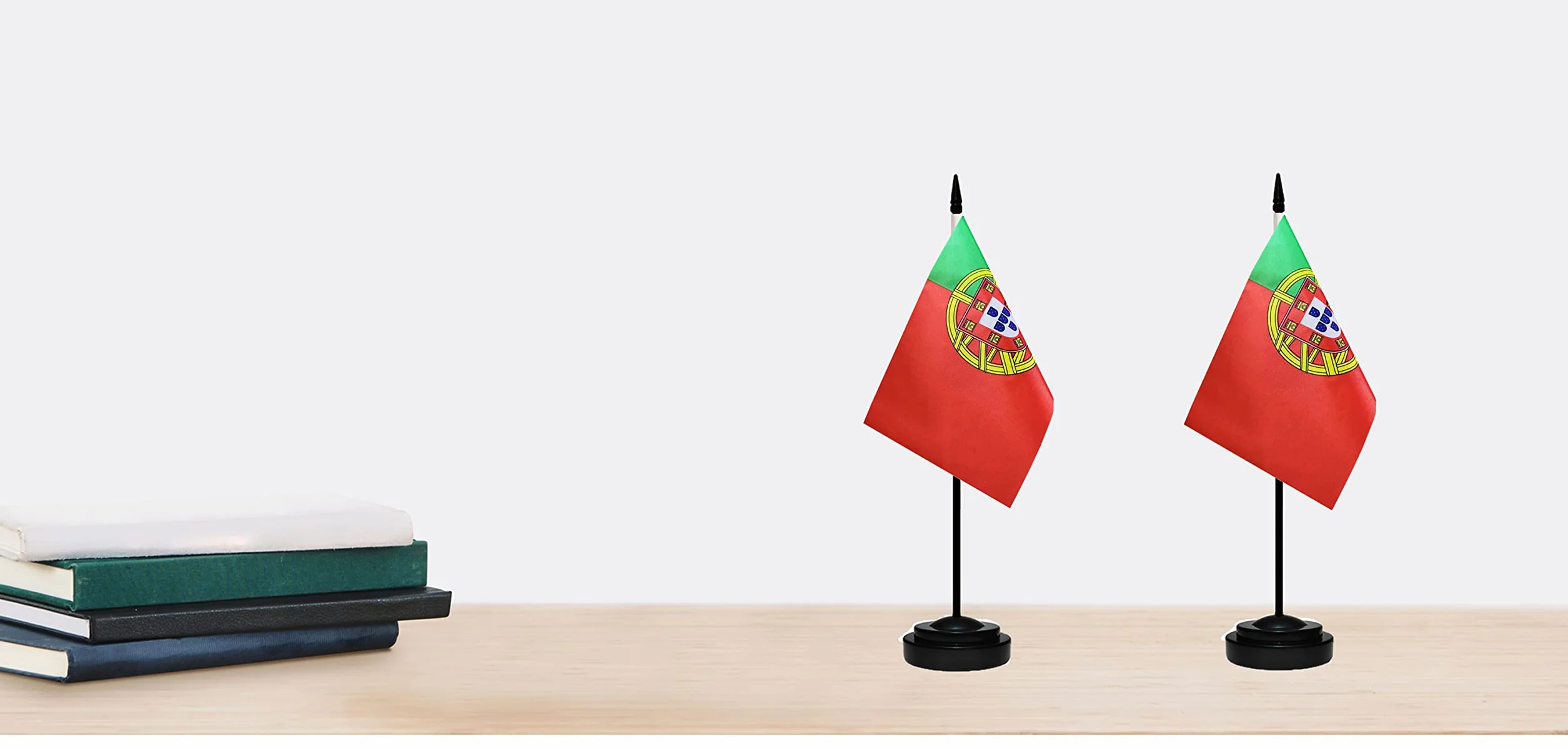 Lot de 2 drapeaux de bureau portugais de luxe avec mât solide, base noire et dessus en lance