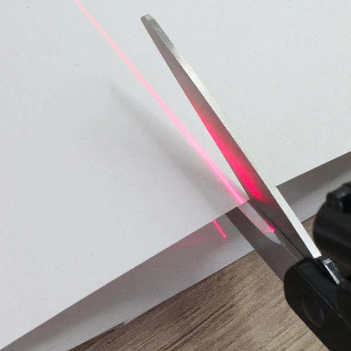 FISHTEC - Ciseaux Laser de Précision - Découpe Droite Guidée par Faisceau - Bouton ON/OFF - Lames Acier Inoxydable - Polyvalents pour Papier Textiles Carton Fin - Poignée Ergonomique Confortable