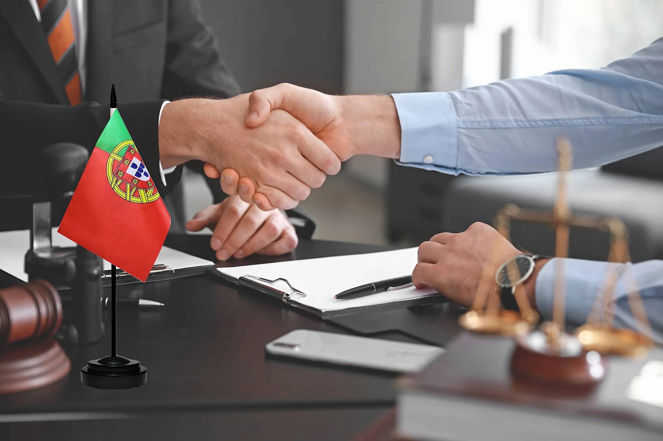 Lot de 2 drapeaux de bureau portugais de luxe avec mât solide, base noire et dessus en lance