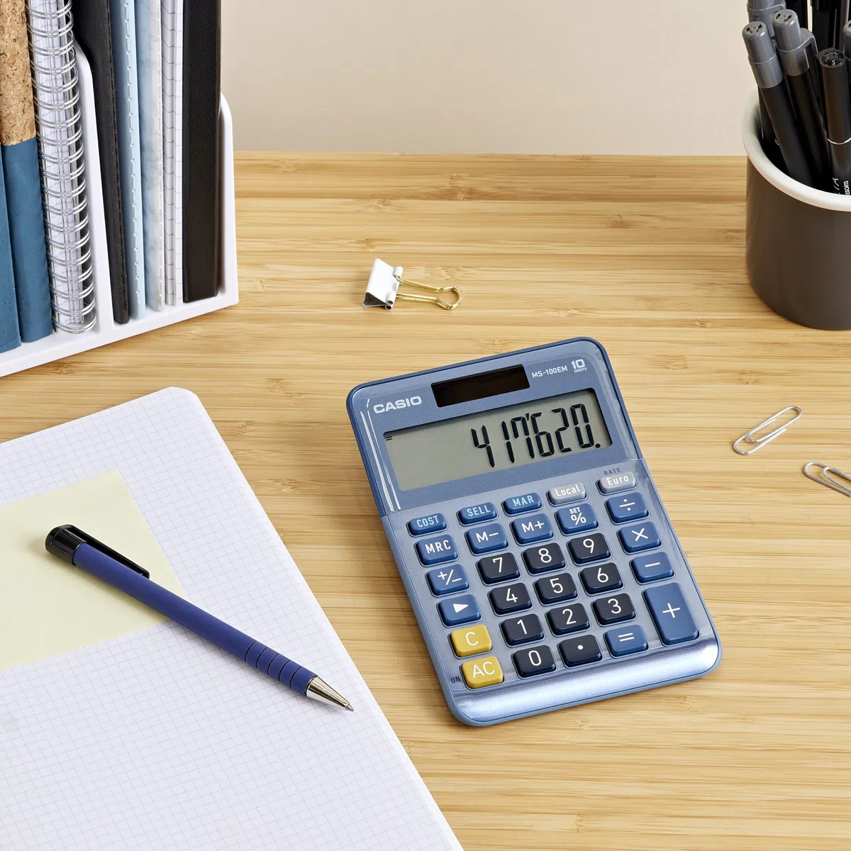 Casio MS100EM Calculatrice de Bureau à 10 Chiffres à énergie solaire/Batterie avec Calcul de Pourcentage avancé, Conversion de devises en euros Bleu