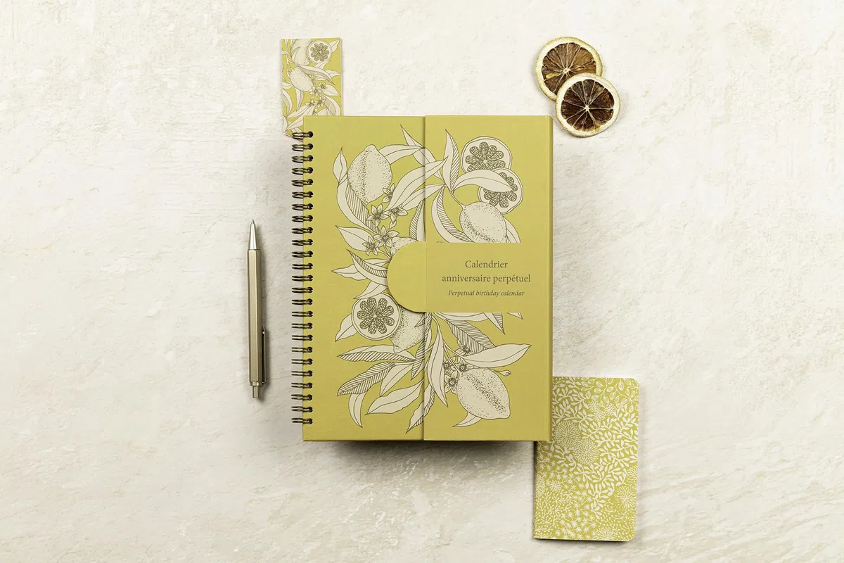 Clairefontaine - 116349C - Un Calendrier Anniversaire Perpétuel Fleurs de Citronniers A Spirale 23x17 cm 50 Pages Imprimées - Fermeture Aimantée pour affichage sur la table Collection Jardin des Sens