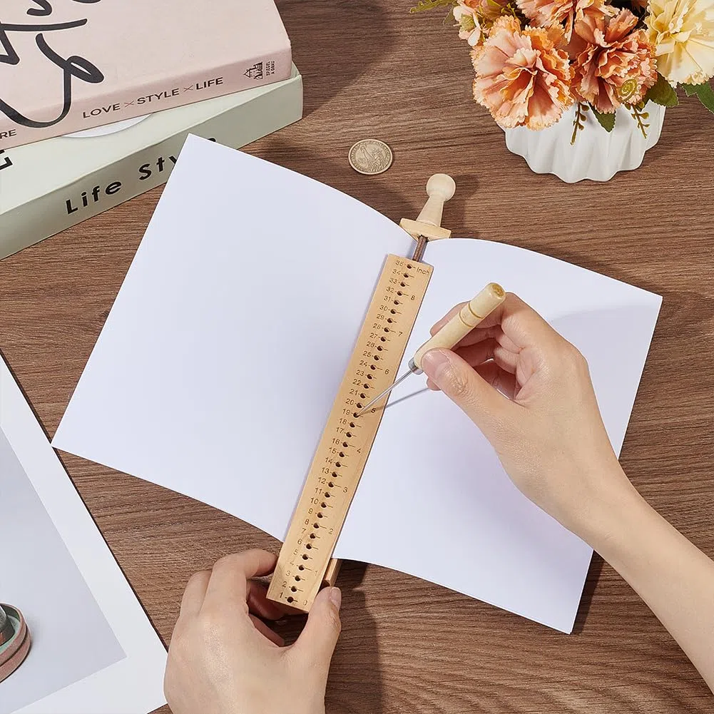 BENECREAT Outil de Poinçonnage de Reliure en Bois Kit de Reliure à Main Fournitures de Reliure avec Poinçon et Berceau pour L'Artisanat de Bricolage Cahier Revues Planificateurs