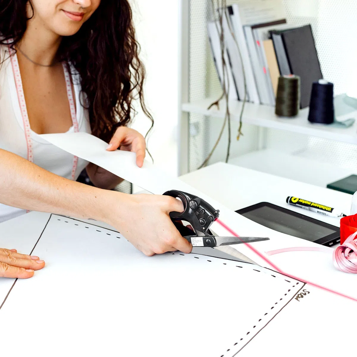 FISHTEC - Ciseaux Laser de Précision - Découpe Droite Guidée par Faisceau - Bouton ON/OFF - Lames Acier Inoxydable - Polyvalents pour Papier Textiles Carton Fin - Poignée Ergonomique Confortable