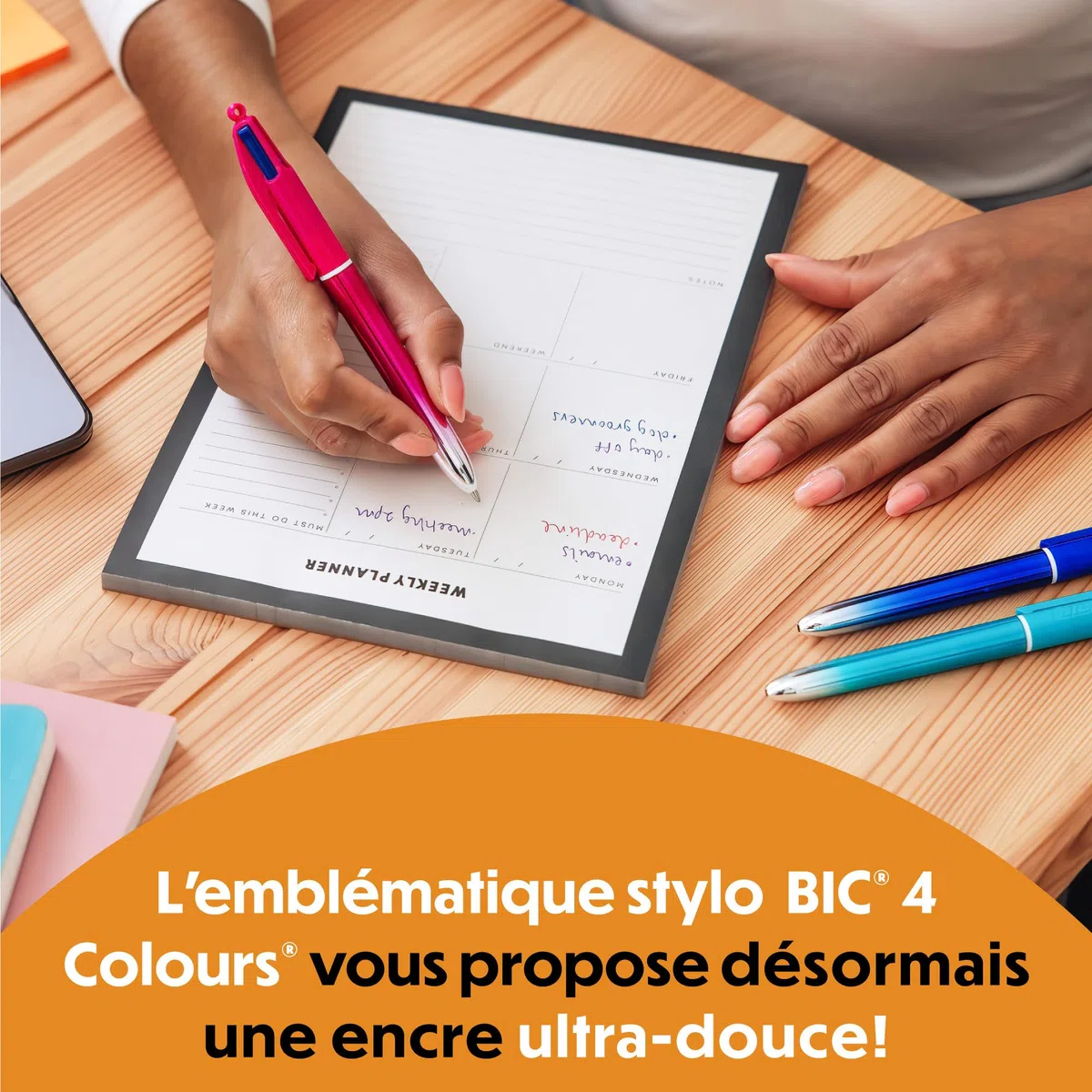 BIC 4 Couleurs Smooth Stylos-Billes Rétractables à Pointe Moyenne (1 mm) - Stylo 4 Couleurs avec encre effet gel fluide - Couleurs d’Encre Assorties, Pack de 5